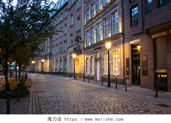 城市街道的马路Altstadt Dusseldorf的旧楼、历史建筑和鹅卵石街的夜景.